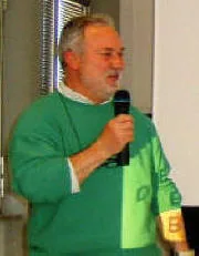 L’architetto Savino Ruglioni, con barba e maglione verde, parla al microfono