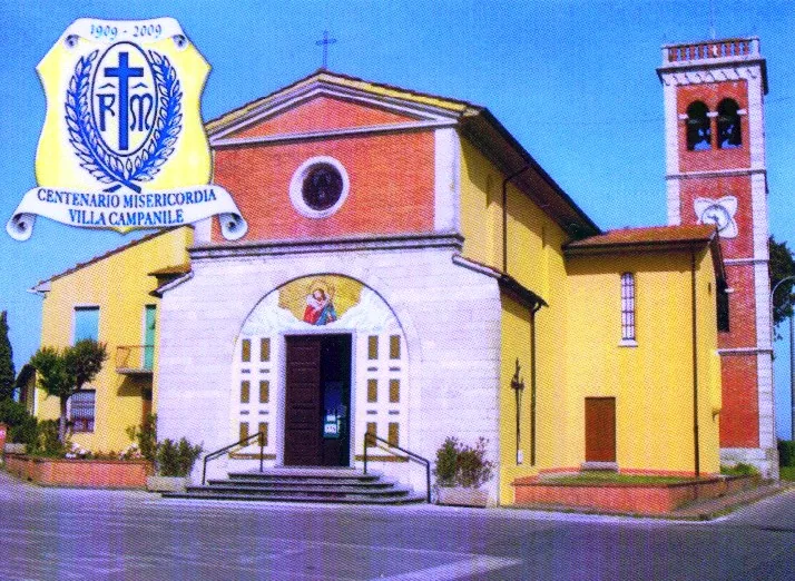 La chiesa di Villa Campanile con il campanile e, in alto a sinistra, lo stemma giallo e blu con la scritta «1909-2009 Centenario Misericordia Villa Campanile»