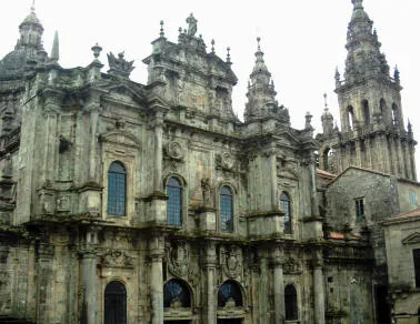Facciata barocca in pietra della cattedrale di Santiago de Compostela con una delle torri campanarie