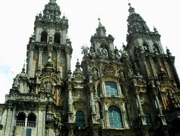 La facciata e le torri della cattedrale di Santiago de Compostela viste dal basso
